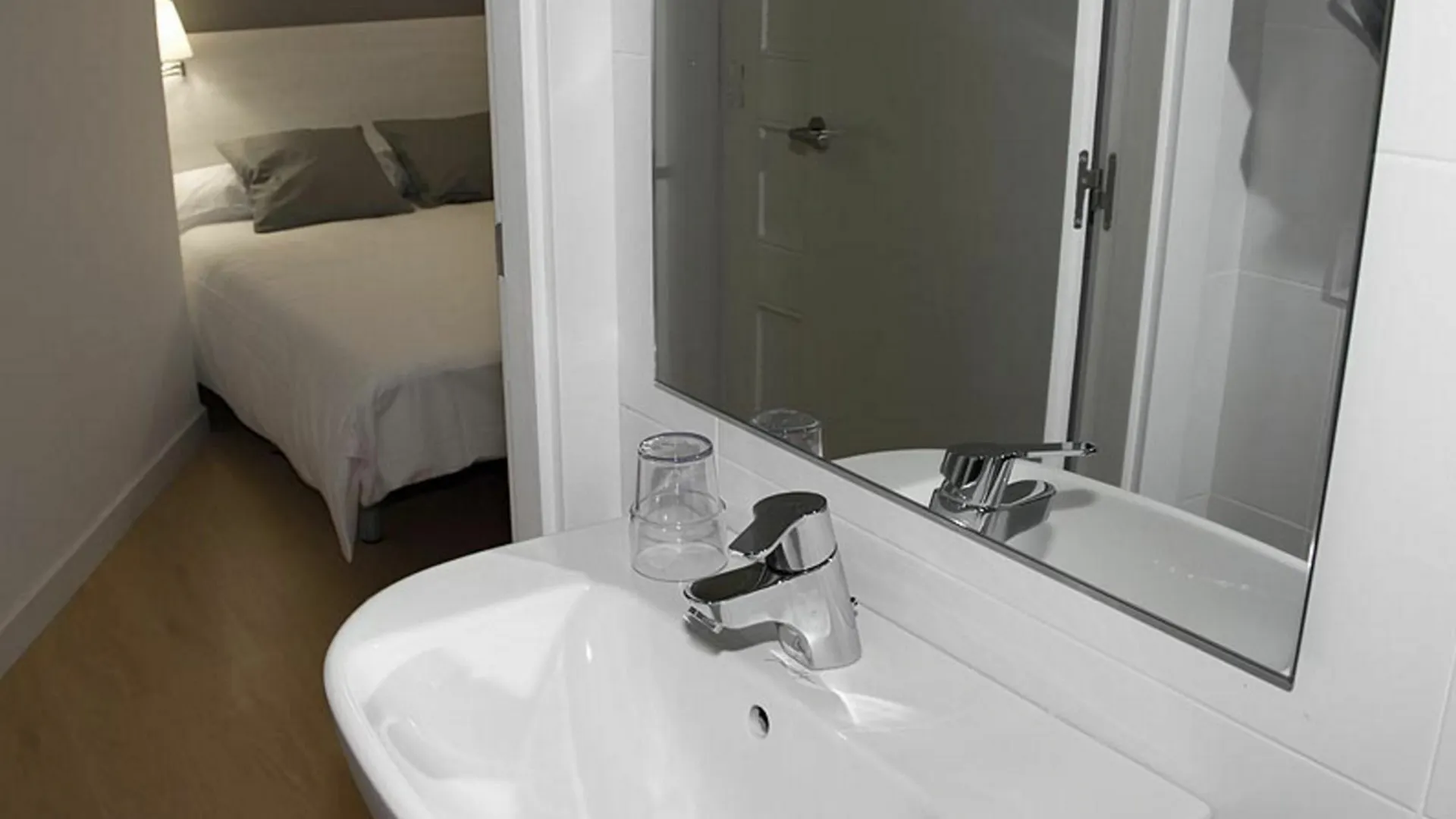 Hostalin Barcelona Diputacion Guest house